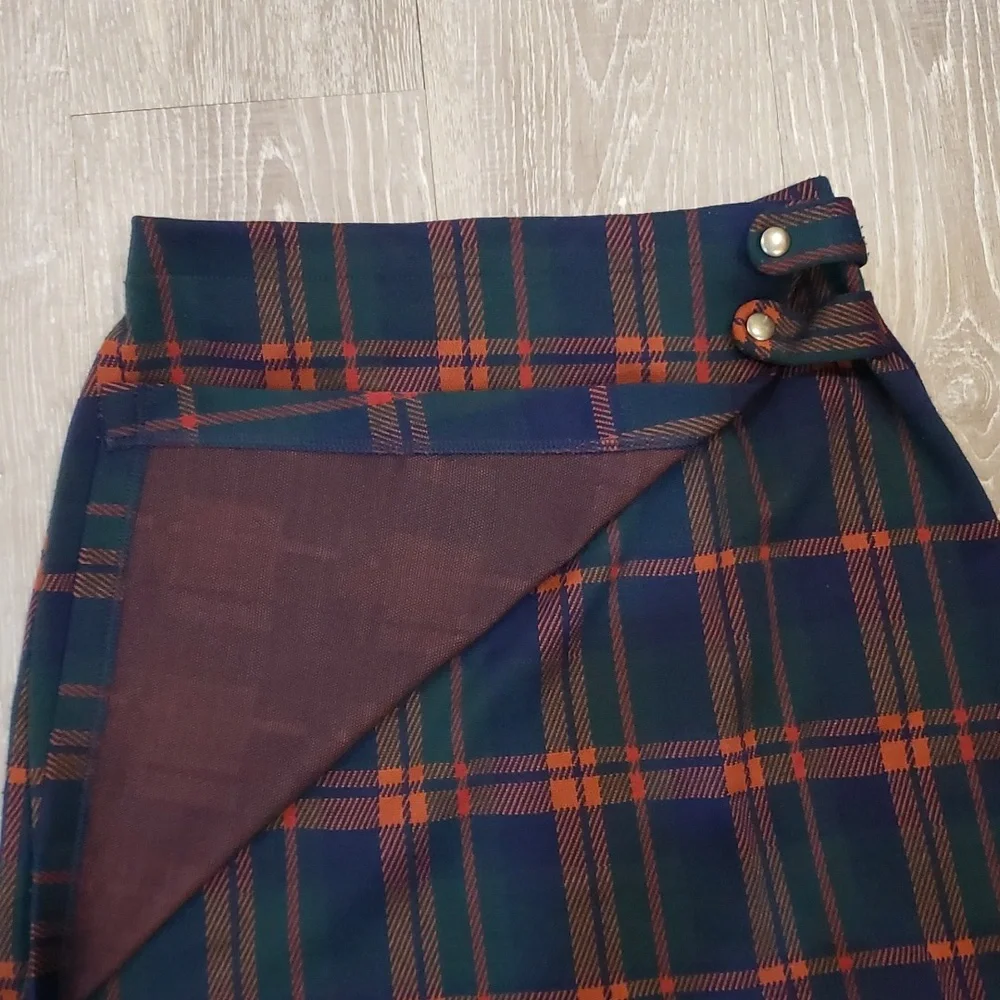 Plaid SO Skirt - Picture 3 of 4